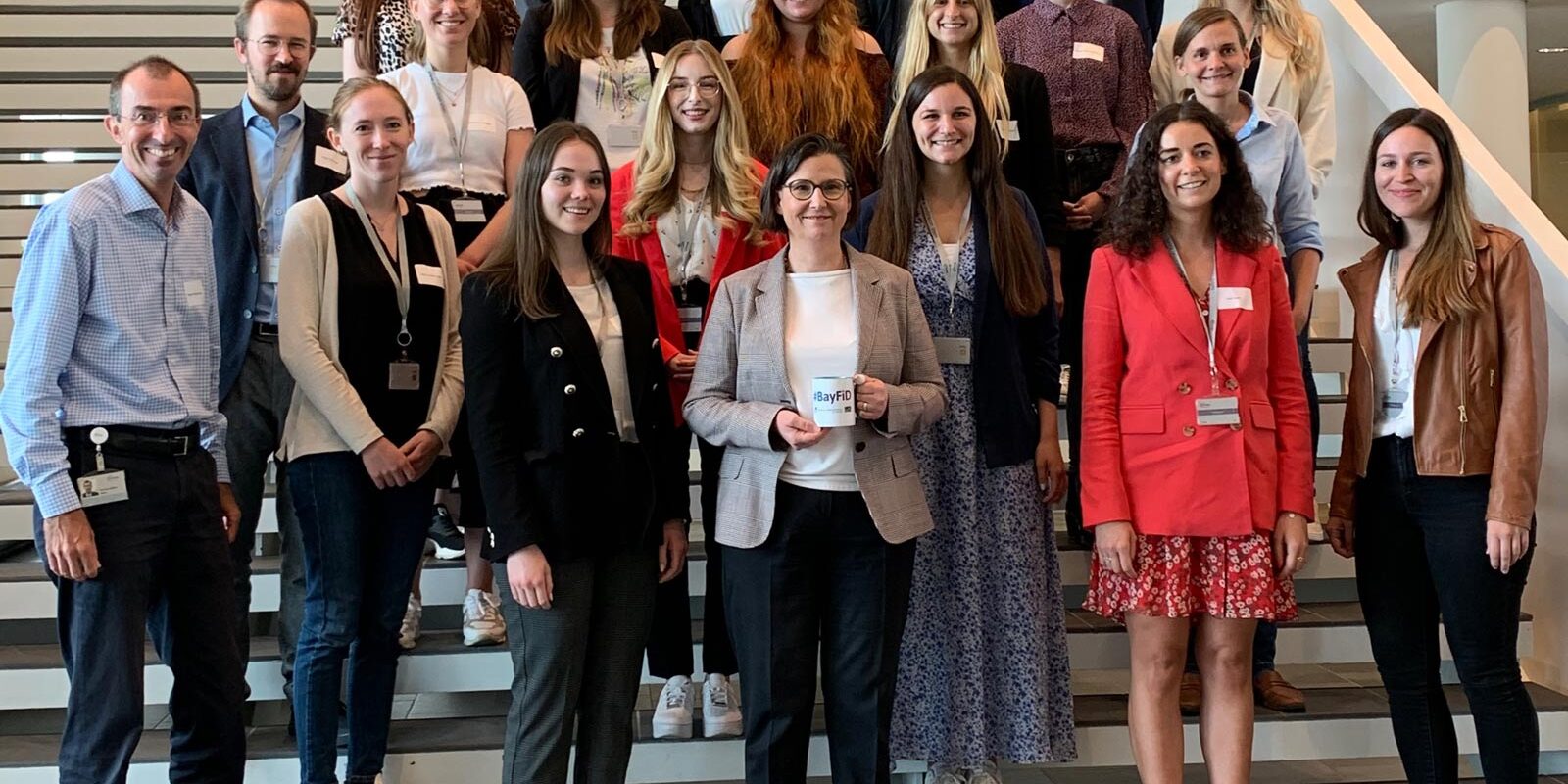 Infineon_2 Gruppenbild der BayFiD Talente bei ihrem Besuch bei Infineon