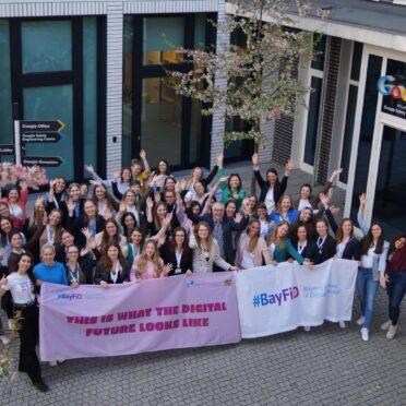 Gruppenfoto der BayFiD Talente bei ihrer Tour zu 5 verschiedenen Unternehmen