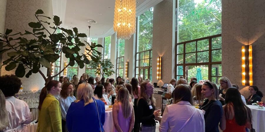 FuckUpNight Die BayFiD Talente stehen in lockerer Atmosphäre beieinander und unterhalten sich.