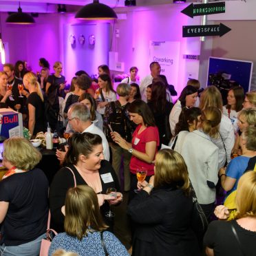 BayFiD Teilnehmerinnen stehen beisammen und unterhalten sich in lockerer Atmosphäre