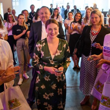 Judith Gerlach im Gepräch unringt von einigen BayFiD Teilnehmerinnen