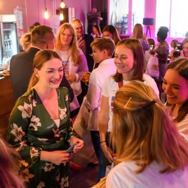 Judith Gerlach im lockeren Gespräch mit einigen jungen Frauen