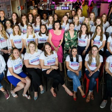 Gruppenfoto der Teilnehmerinnnen im Werk1 - in der Mitte steht Judith Gerlach