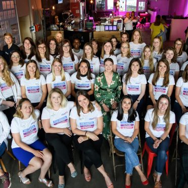 Gruppenfoto der Teilnehmerinnnen im Werk1 - in der Mitte steht Judith Gerlach