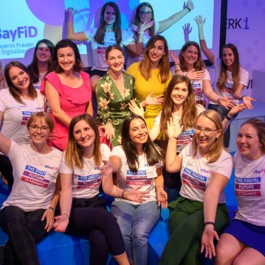 Gruppenfoto der Teilnehmerinnnen im Werk1 - in der Mitte steht Judith Gerlach