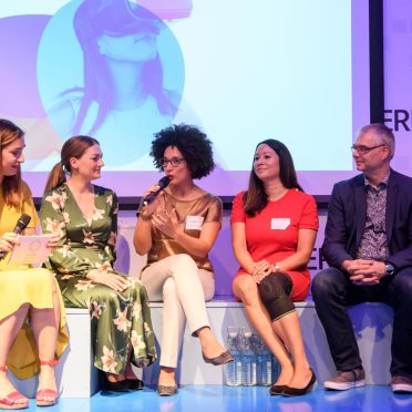 6 Teilnehmer einer Podiumsdiskussion. Mit dabei unter anderem Tijen Onaran, Judith Gerlach und Kenza Ait Si Abbou Lyadini