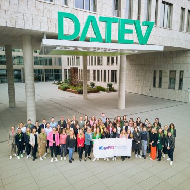 Gruppenbild der BayFiD Talente vor dem DATEV Firmengebäude