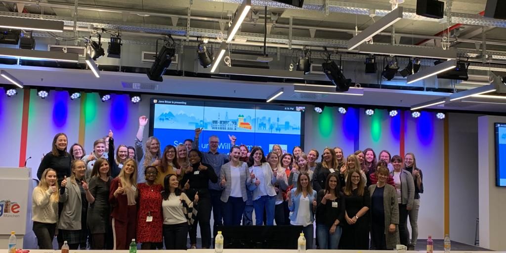 Deep Dive Sessions 1 Gruppenbild der Teilnehmer*innen in einem großen Konferenzraum