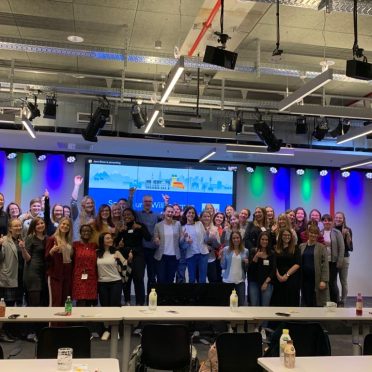 Gruppenbild der Teilnehmer*innen in einem großen Konferenzraum
