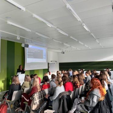 Die BAyFiD Talente lauschen einem Vortrag