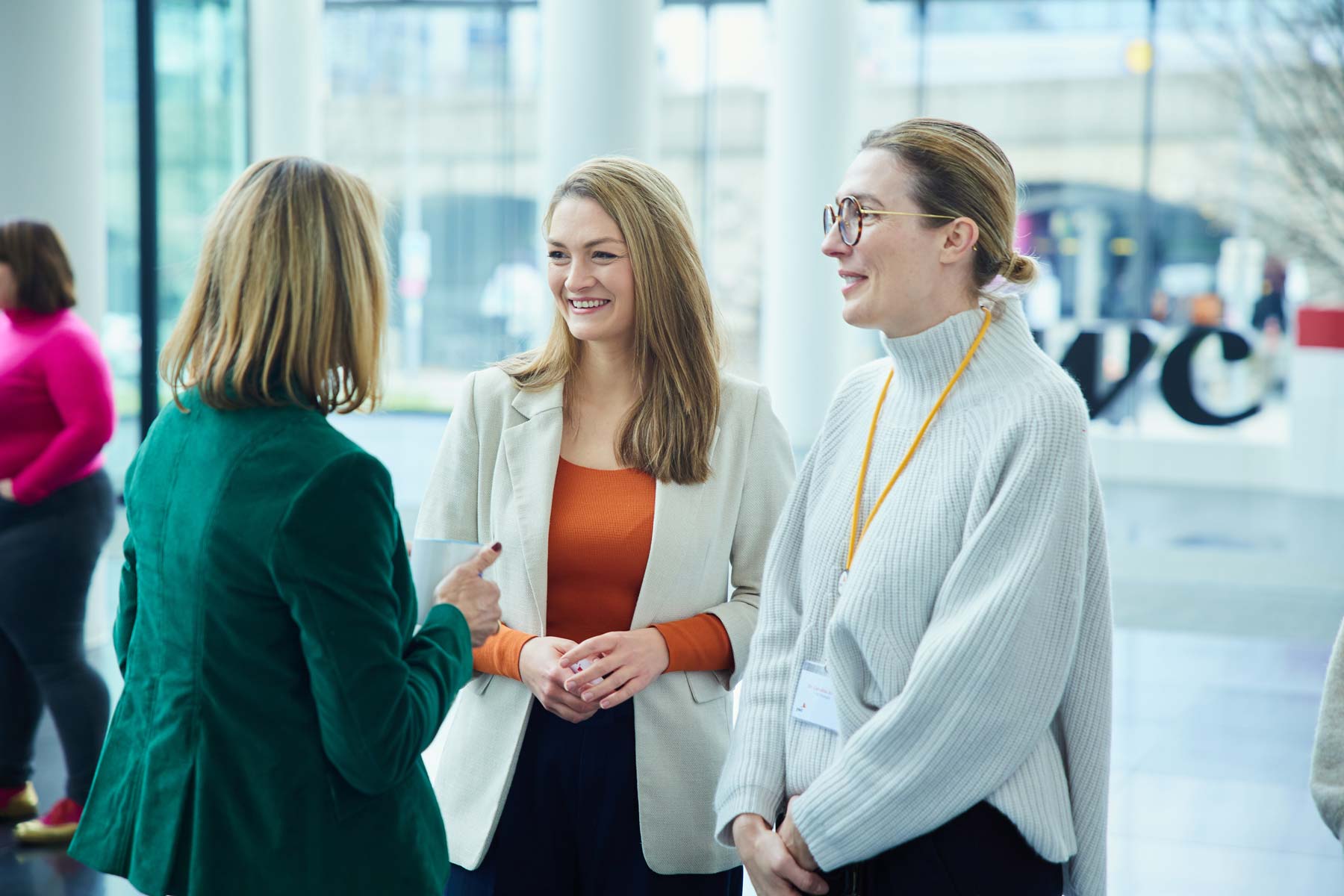 BayFiD Rolemodel Dr. Caroline Mükusch und PwC haben die Tore geöffnet und gezeigt, wie digital Unternehmensberatung sein kann. Hier im Gespräch mit Judith Gerlach