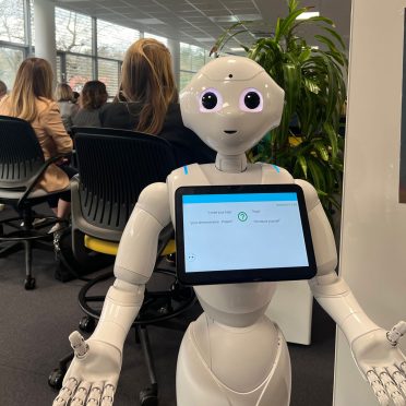 Das Bild zeigt einen humanoiden Roboter