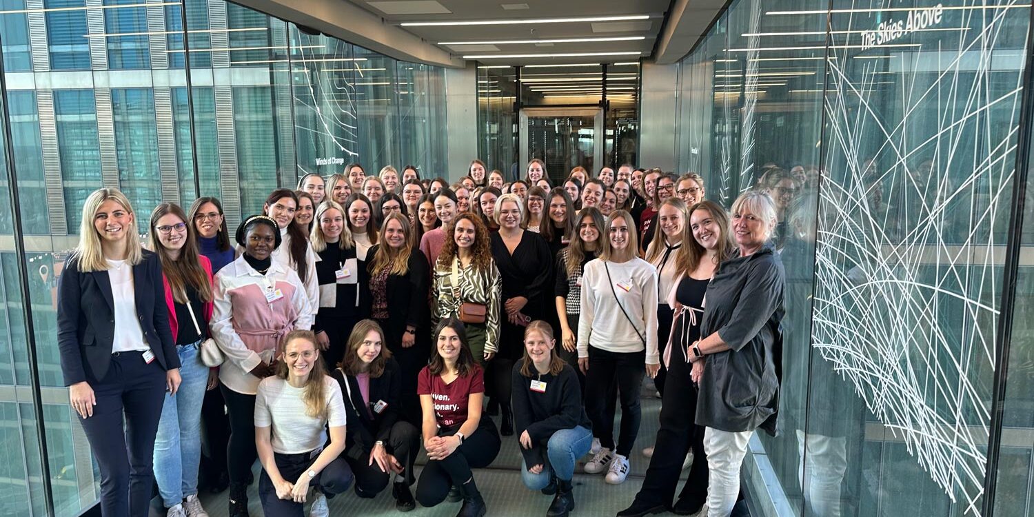 IBMxVKB1 Gruppenfoto der BayFiD Talente bei IBM und der Versicherungskammer Bayern