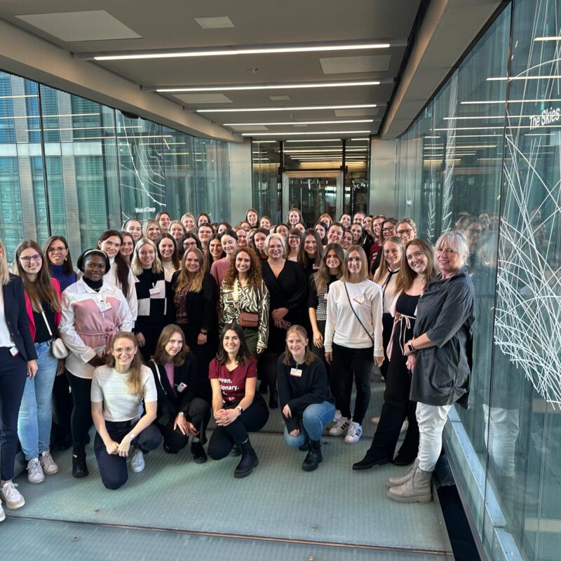 Gruppenfoto der BayFiD Talente bei IBM und der Versicherungskammer Bayern
