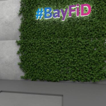 Virtuelles BayFiD Logo auf eine Wand projiziert
