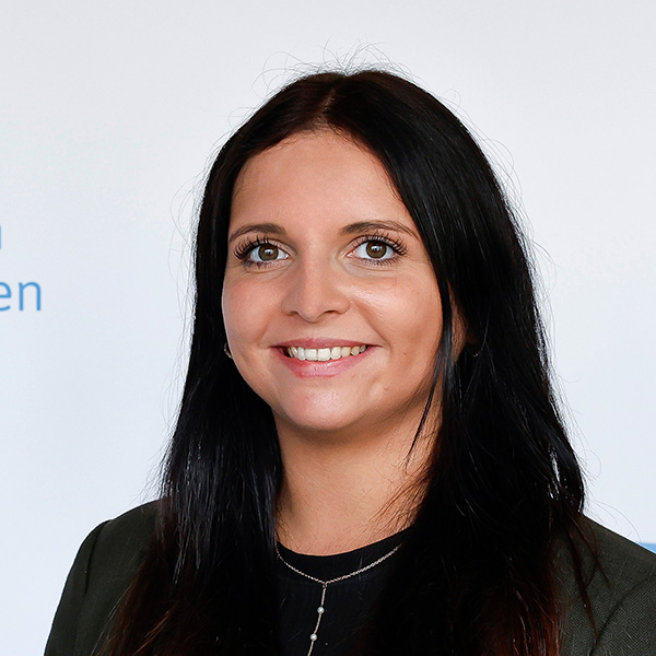Portraitfoto von Stefanie Schuster