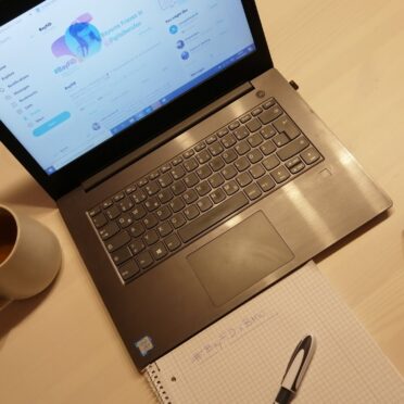 Laptop einer Workshop-Teilnehmerin zeigt das Twitter-Profil von BayFiD - daneben ein Notizblock und eine Tasse Tee