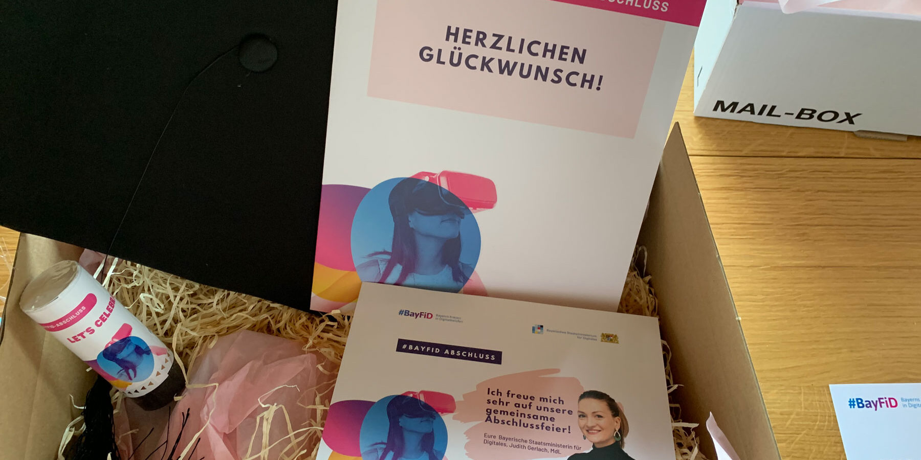 BayFiD-Abschluss-Batch-1-_03 Das Bild zeigt eine Geschenkbox zum Abschluss des BayFiD Programms