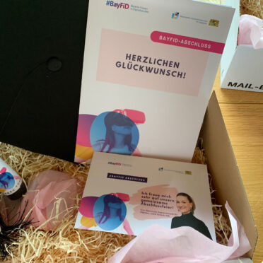 Das Bild zeigt eine Geschenkbox zum Abschluss des BayFiD Programms