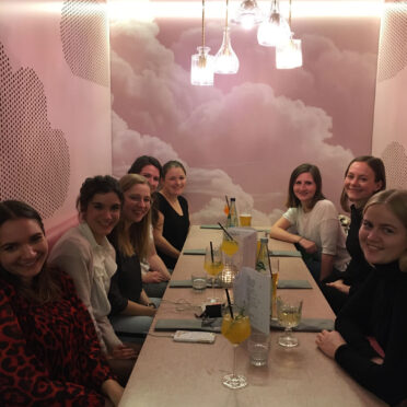 Einige Teilnehmerinnen sitzen an einem Tisch in einem Restaurant vor ihren Getränken.