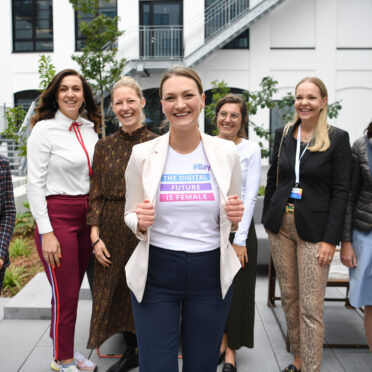 Gruppenfoto mir Judith Gerlach im Zentrum, die ein BayFiD T-Shirt trägt