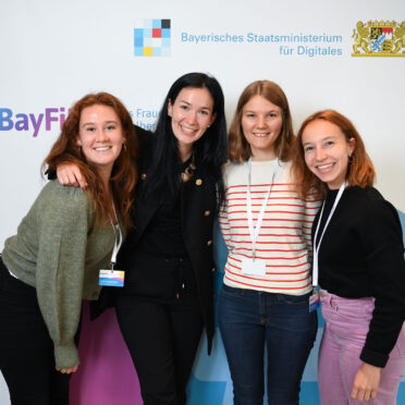 4 BayFiD Teilnehmerinnen lachen in die Kamera
