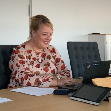 Valentina Daiber sitzt an ihrem Schreibtisch vorm Laptop