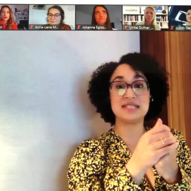 Screenshot der Videokonferenz mit Kenza Ait Si Abbou Lyadini im Gespräch