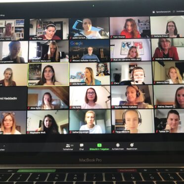 Laptop-Bildschirm zeigt 25 Teilnehmerinnen des virtuellen Events
