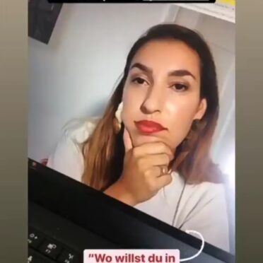 Screenshot einer Instagram Story: Im Hintergrund ein Laptop mit Tijen Onaran auf dem Bildschirm - im Vordergrund der Text "@bayfid_ Personal Branding-Workshop mit @tijen.onaran"