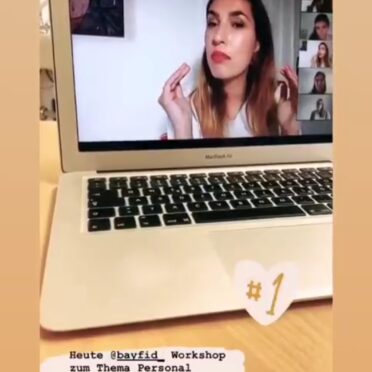 Screenshot einer Instagram Story: Im Hintergrund ein Laptop mit Tijen Onaran auf dem Bildschirm - im Vordergrund der Text "Heute @bayfid_ Workshop zum Thema Personal Branding mit - the one and only - @tijen-onaran"