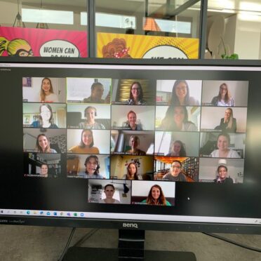 Ein Monitor steht auf dem Boden. Der Monitor zeigt die Workshop-Teilnehmerinnen