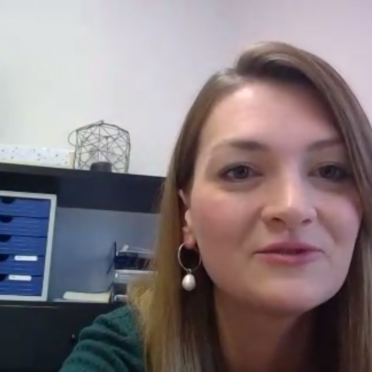 Let’s Talk Roundtable am 20.11.2020: Screenshot der Videokonferenz zeigt Judith Gerlach, Staatsministerin für Digitales, im Gespräch