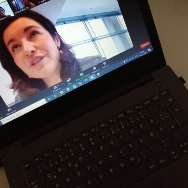 Let’s Talk Roundtable am 20.11.2020: Laptop einer Teilnehmerin der Videokonferenz mit Staatsministerin des Bundes Dorothee Bär auf dem Screen