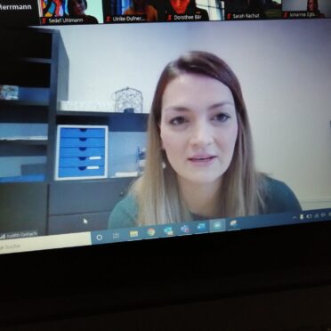 Let’s Talk Roundtable am 20.11.2020: Screenshot der Videokonferenz zeigt Judith Gerlach, Staatsministerin für Digitales, im Gespräch