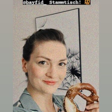 Screenshot einer Instagram Story von Judith Gerlach mit einem Selfie von sich mit Brezel in der Hand. Darüber der Text "Bis gleich zum virtuellen @bayfid_ Stammtisch!"
