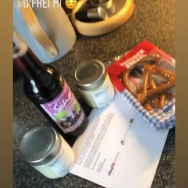 Screenshot einer Instagram Story: Im Hintergrund Brezeln, Aufstrich und eine Flasche Saft - darüber der Text: "@bayfid_ Guten Appetit"