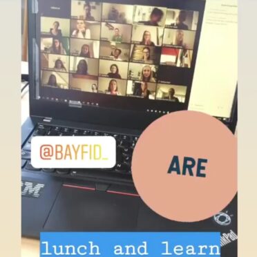 Screenshot einer Instagram Story: Im Hintergrund ein Laptop, der eine Videokonferenz zeigt. Darüber der Text "@bayfid_ are lunch and learn"