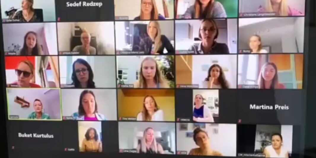 Virtueller Stammtisch 6 Das Bild zeigt einen Laptop mit den Workshop-Teilnehmerinnen auf dem Bildschirm