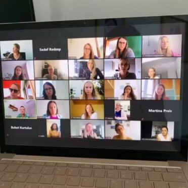 Das Bild zeigt einen Laptop mit den Workshop-Teilnehmerinnen auf dem Bildschirm