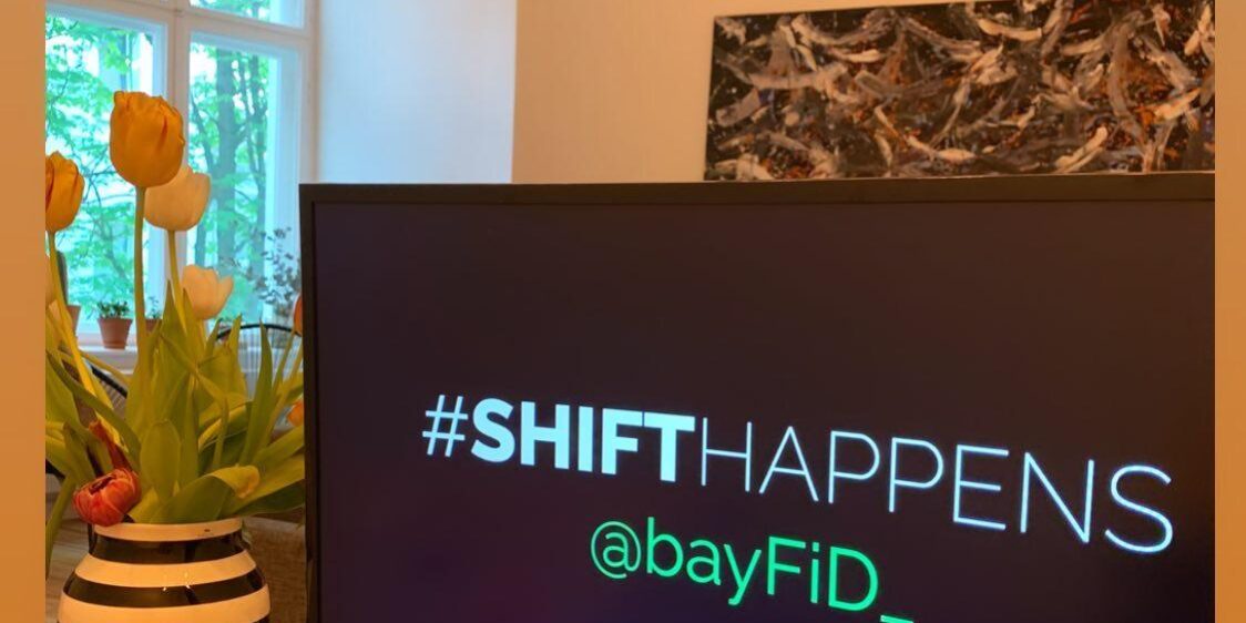 Virtueller Workshop 24.04. 1 Screenshot einer Instagram-Story mit dem Bild eines Computer-Monitors, der eine Präsentation mit dem Titel "#shifthappens @bayfid_" zeigt. Darüber der Text "Heute findet unser virtueller BayFiD Workshop in Kooperation mit @shiftschool statt"