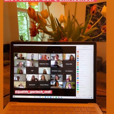 Screenshot einer Instagram-Story mit dem Bild eines Laptops, der eine Teilnehmer*innen einer Videokonferenz zeigt. Darüber der Text "Was für eine herzliche Begrüßung von @tina_b_burkhardt & Tobi - die Founder der @shiftschool"