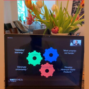 Screenshot einer Instagram-Story mit dem Bild eines Laptops, der eine Präsenationsfolie zeigt. Darüber der Text "4 Learnings, die wir aus dem Workshop mitnehmen"
