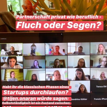 Screenshot einer Instagram-Story mit Laptop, der Teilnehmer einer Videokonferenz zeigt. Darüber viel Text wie z. B. "Partnerschaft privat wie beruflich - Fluch oder Segen?" oder "Habt ihr auch die klassischen Phasen eines Startups durchlaufen?"