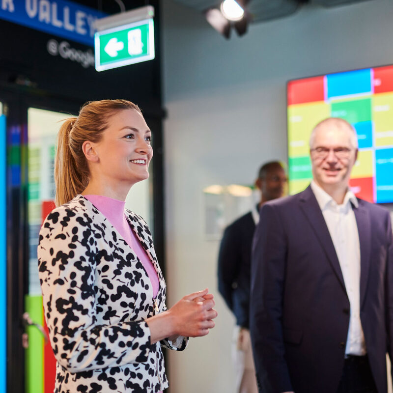 Judith Gerlach hält eine Rede