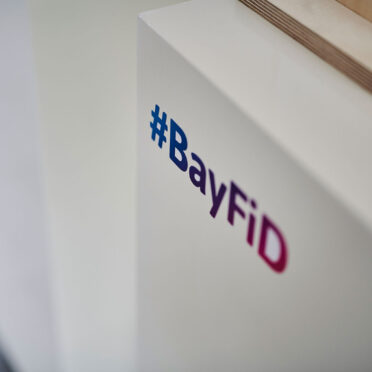 Eine mit dem BayFiD Logo bedruckte Stele