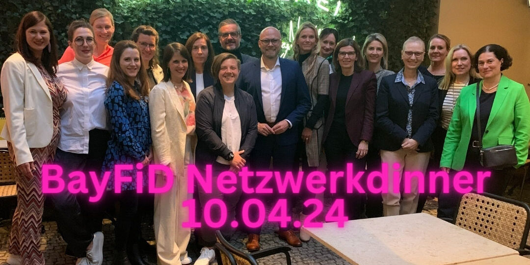 Netzwerkdinner Gruppenfoto vom BayFiD Netzwerkdinner