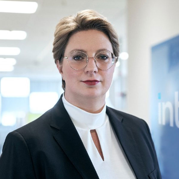 Portraitfoto von Sonja Pierer