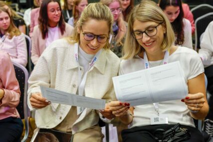 Johanna im Gespräch mit einem anderen BayFiD Talent