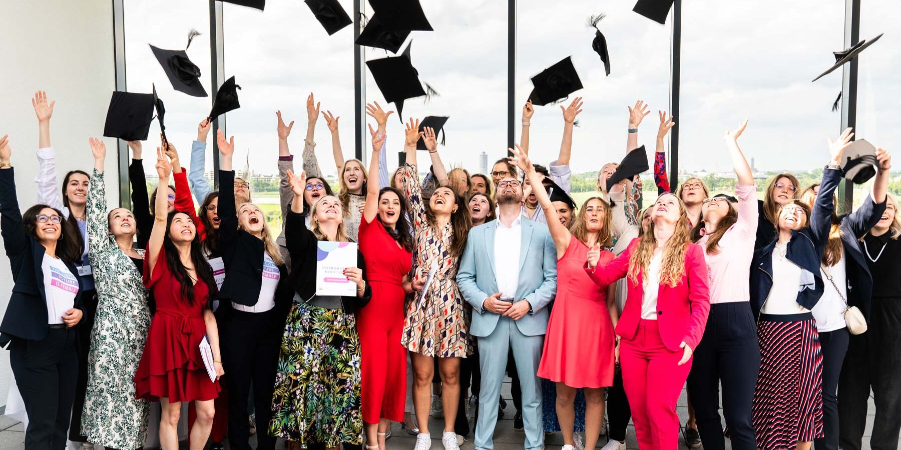 Die Talente des 4. BayFiD Jahrgangs werfen ihre Hüte in die Höhe